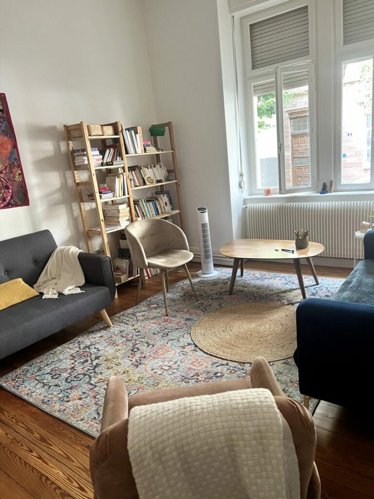 Cabinet de psychologie à Strasbourg : espace d'accueil avec bibliothèque et fauteuils